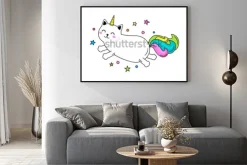 Plakat: Zabawna postać kota jednorożca skacze po niebie. ilustracja wektorowa