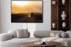 Plakat: Zachód słońca na afrykańskiej sawannie, sylwetki safari samochód