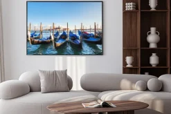 Plakat: Zacumowane gondole w wenecji