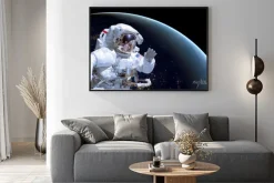 Plakat: Zamknąć astronautów w przestrzeni kosmicznej, ziemi w nocy w