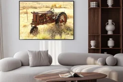 Plakat: Zardzewiały traktor w polu