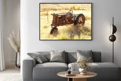 Plakat: Zardzewiały traktor w polu
