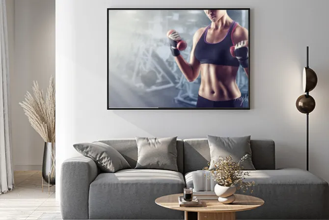 Plakat: Zbliżenie na dziewczynę na siłowni