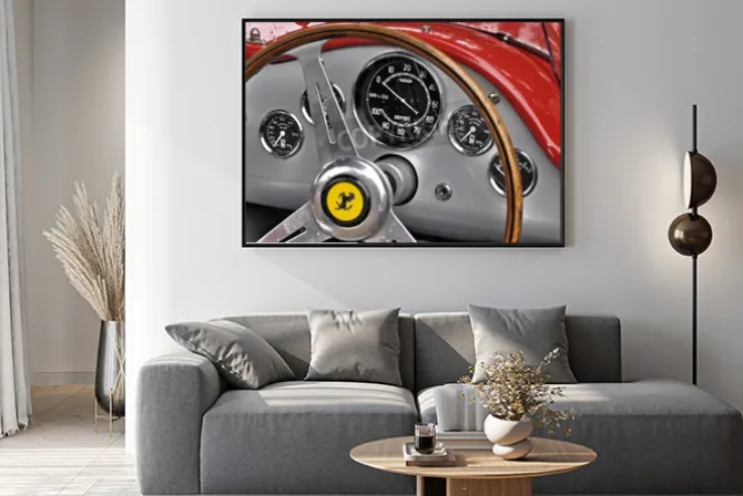 Plakat: Zbliżenie na retro deskę rozdzielczą i kierownicę ferrari