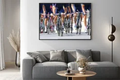 Plakat: Zespół rowerzystów z niebieską koszulkę w wyścigu kolarskiego