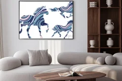 Plakat: Zestaw trzech niebieskich wzorzystych sylwetki koni uruchomione