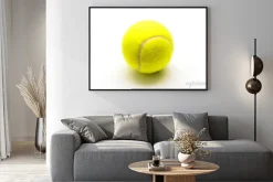 Plakat: Zielone piłka tenisowa na białym tle