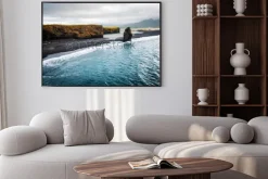 Plakat: Zobacz na plaży kirkjujfjara i klif arnardrangur. lokacja myrdal