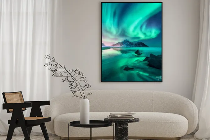 Plakat: Zorza polarna nad górzystym brzegiem morza