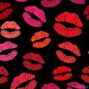 Tapeta: Grafika z kolorowymi ustami na czarnym tle